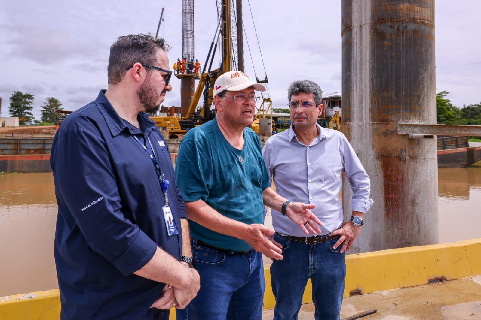 Eduardo Braga acompanha fase final da ponte do rio Autaz Mirim e avanço das obras da BR-319