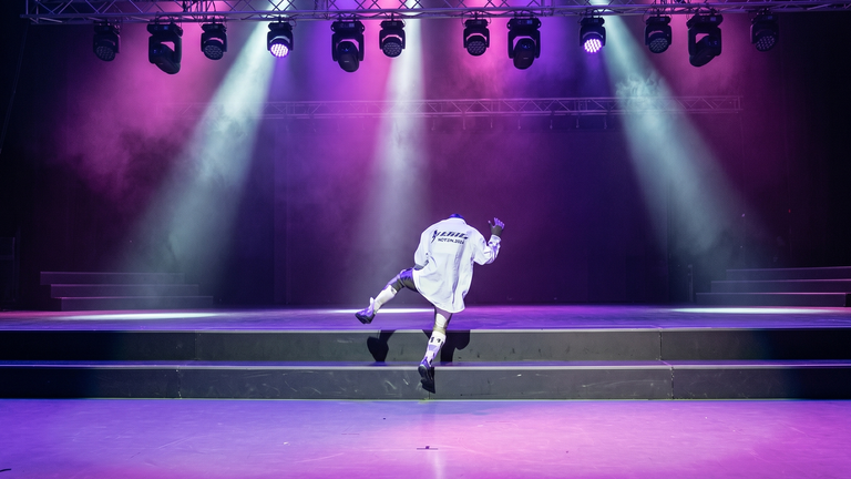 Robô “desmaia” ao tentar imitar passos de Michael Jackson: assista