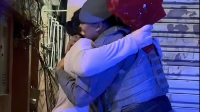 VÍDEO: PM que salvou mulher após pedido de socorro disfarçado de pizza entrega flores à vítima