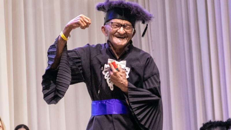 Aos 94 anos, idoso órfão desde pequeno se forma, realiza sonho e emociona plateia
