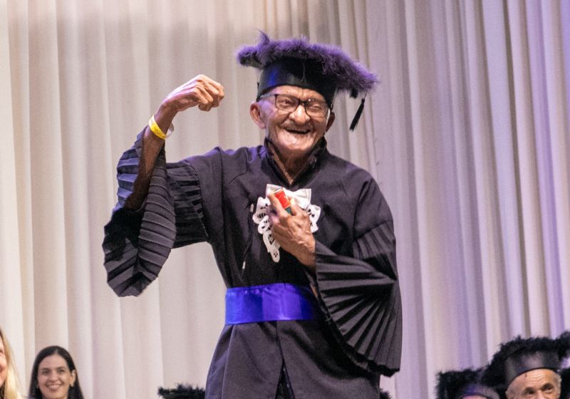 Aos 94 anos, idoso órfão desde pequeno se forma, realiza sonho e emociona plateia