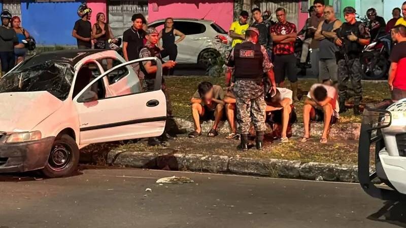 Carro com adolescentes capota após avançar sinal e bater em motocicleta em Manaus