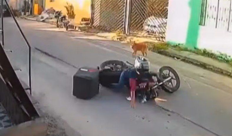 Águas de Manaus é multada em R$ 279 mil após motociclista cair em buraco