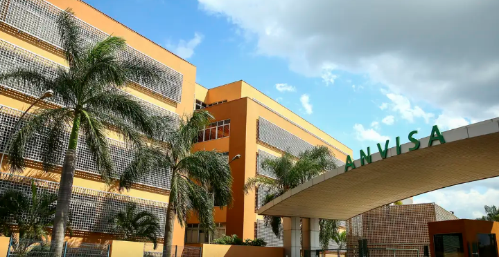 Anvisa suspende energéticos e água mineral após falhas e bactéria em lote