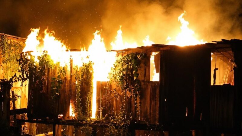 Incêndio destrói duas casas e atinge outras duas em Manacapuru