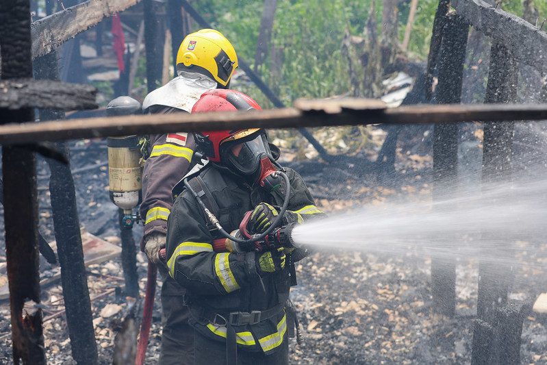 Idosa morre carbonizada após incêndio destruir casa no Careiro da Várzea