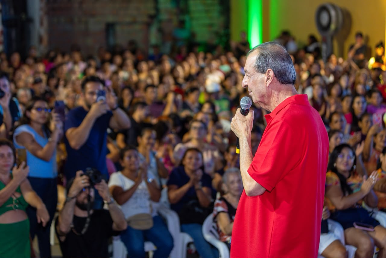 Omar Aziz defende que governo volte a distribuir casas a quem precisa no AM