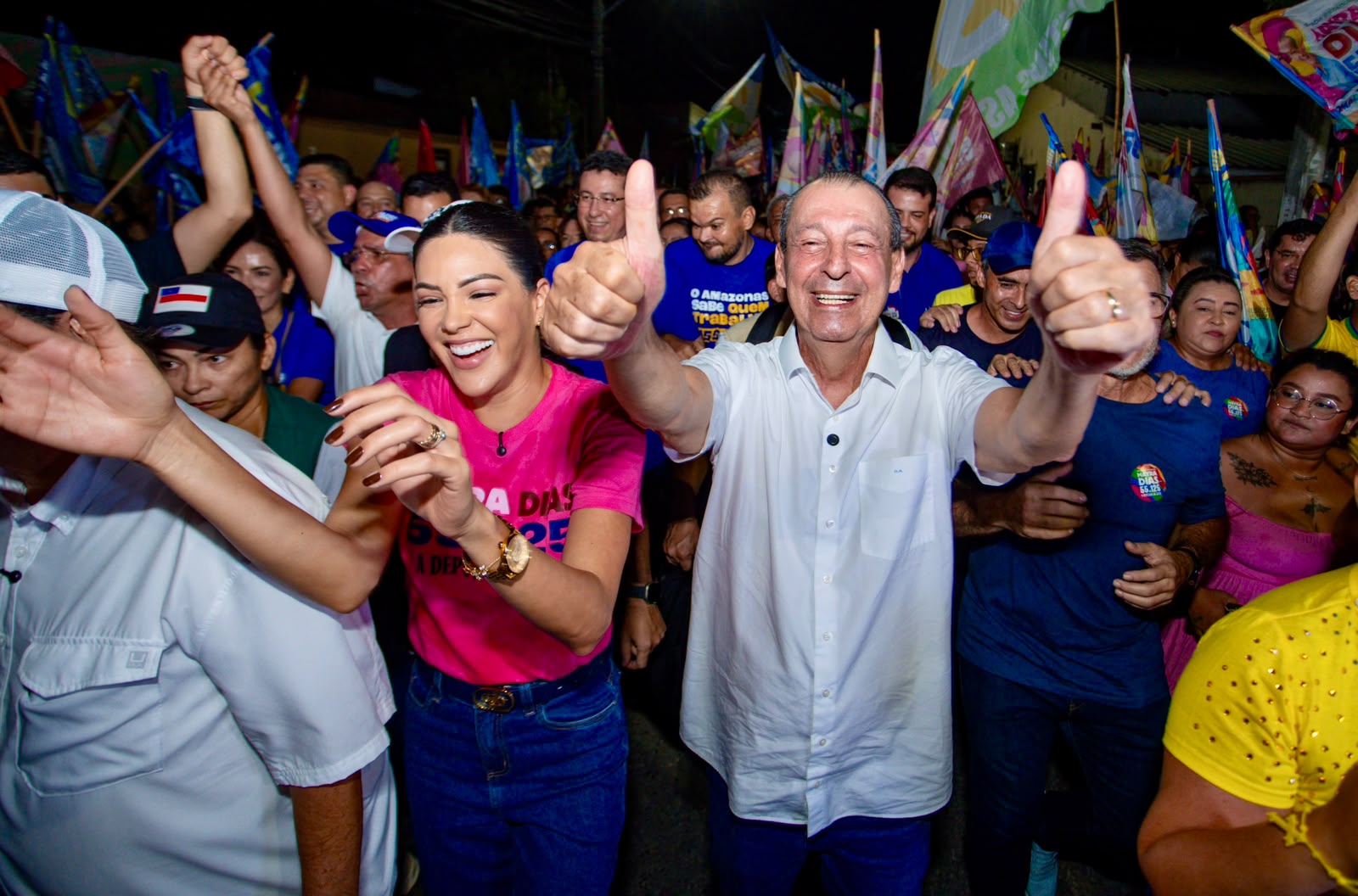 Diante de multidão nas ruas de Parintins, Omar apresenta proposta para construir hospital regional para o Baixo Amazonas