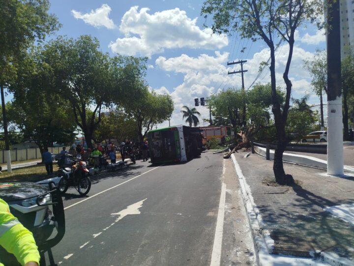 Ônibus da linha 221 capota e deixa 19 feridos na Av. São Jorge